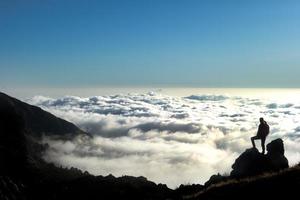 se på de horisont i en hav av moln från de topp av de bergen foto