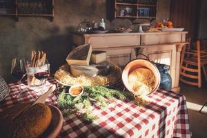 karakteristisk säng och frukost på de italiensk alps med typisk lokal- Produkter foto