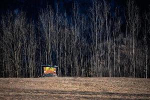 jakt skjul mellan äng och skog foto