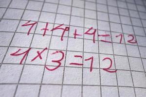 matematisk beräkningar av en barn skriven med röd penna foto