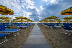 paraplyer fodrad upp på de strand foto