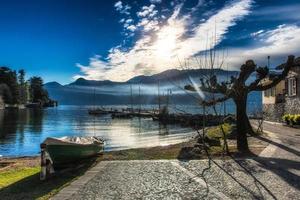 docka båtar på sjö como Italien foto