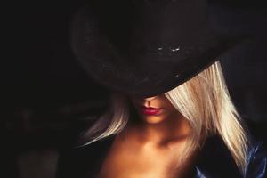 porträtt av en skön ljus blond håriga flicka med kauntry hatt foto
