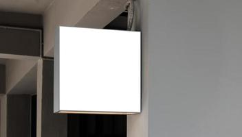 ljus låda anslagstavla på vägg byggnad med falsk upp vit skärm foto