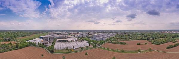 Drönare panorama över industriell område av små tysk stad moerfelden-walldorf foto