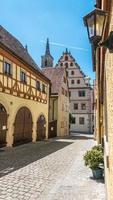 stad scen av rotenburg ob der tauber i bavaria med gammal ram hus och kullersten trottoar i sommar foto