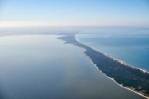 antenn se från flygplan fönster till curonian spotta i kaliningrad oblast, Ryssland, nationell parkera foto