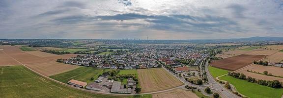 Drönare panorama över de frankfurt förort av harheim foto