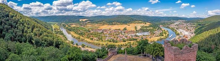 Drönare panorama över flod huvud i Tyskland med by freudenberg foto