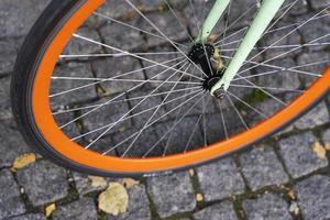 en stad cykel parkerad mot de vägg av en Kafé i de stad, cykling till arbete, en eleganta cykel i ett urban miljö foto