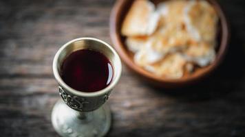 begrepp av eukaristin eller helig gemenskap av kristendomen. eukaristin är sakrament inrättat förbi Jesus. under sista kvällsmat med lärjungar. bröd och vin är kropp och blod av Jesus christ av kristna. foto