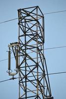 elektricitet pylon - stänga upp - vertikal fotografera foto