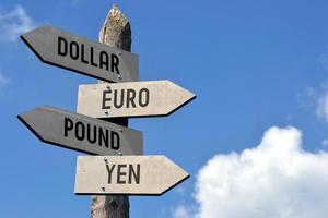 dollar, euro, pund, yen - trä- vägvisare foto