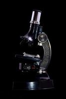 mikroskop på svart bakgrund foto