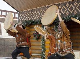 kamchatka, ryssland - juli 16, 2023 - folk ensemble prestanda i klänning av inhemsk människor av kamchatka. foto