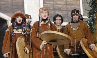 kamchatka, ryssland - juli 16, 2023 - folk ensemble prestanda i klänning av inhemsk människor av kamchatka. foto