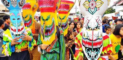 loei, thailand- januari 26, 2023 phi ta khon eller spöke festival. lokal- människor tillverkad och bär färgrik klänning och spöke mask för berömd kultur eller religiös traditioner på juli av varje år foto