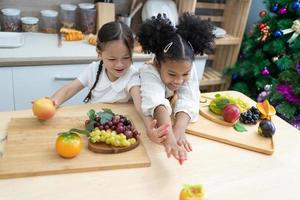 de barn är spelar frukter. barn liggande på leksak kök matlagning. barn pedagogisk, kreativ spel. foto