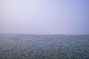 padma flod blått vatten och sand ö med blå himmel skön landskap se foto