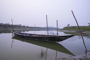 landskap se av trä- fiske båtar på de Bank av de sjö foto