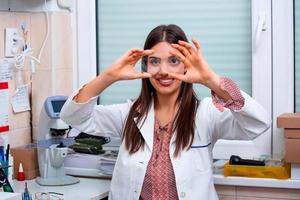 hälsa vård, medicin och syn koncept.professionell oftalmologi instrument i klinik kontor och optik. foto