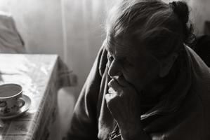 gammal deprimerad kvinna foto