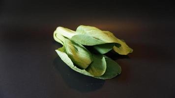 färsk bok choy vegetabiliska på svart bakgrund. foto