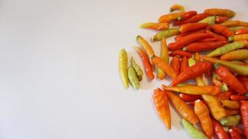 färsk chili peppar på vit bakgrund. foto