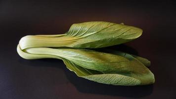 färsk bok choy vegetabiliska på svart bakgrund. foto