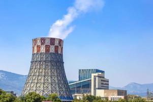 kamchatka, ryssland - juli 16, 2023- arbetssätt termisk kraft station med rök, bosnien och hercegovina. selektiv fokus foto