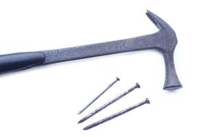 gammal hammare och tre rostig järn spika naglar isolerat på vit bakgrund. begrepp, snickeri och konstruktion verktyg. foto