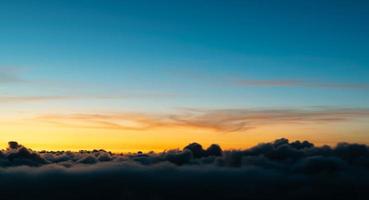 clouds med berg, flytande hav av moln. foto