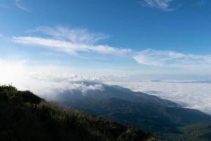 clouds med berg, flytande hav av moln. foto