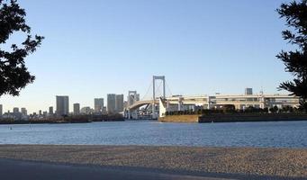 regnbåge bro gående över tokyo bukt i tokyo, japan foto