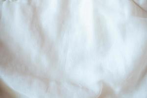 rena vit papper, rynkig bakgrund, abstrakt. skrynkliga vit papper, vit säng Linné lutning textur suddig kurva stil av abstrakt lyx tyg, skrynkligt säng Linné och mörk grå skuggor, foto