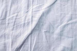 vit säng Linné lutning textur suddig kurva stil av abstrakt lyx tyg, skrynkligt säng Linné och mörk grå skuggor, bakgrund foto