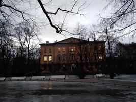 sankt petersburg Ryssland, 06 07 2022 hus i de natt med upplyst fönster foto