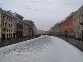 vägbank av de Moyka flod i helgon Petersburg, ryssland foto