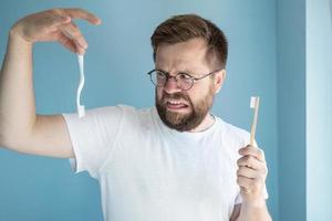 man väljer för en biologiskt nedbrytbar bambu tandborste och föraktar de plast borsta. eco begrepp. foto