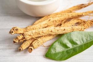 ginseng, torkad grönsaksört. hälsosam mat känd exportmat i korealand. foto