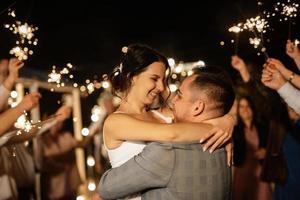 nygifta på en bröllop av sparklers foto