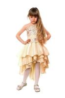 skön liten flicka i en beige klänning foto