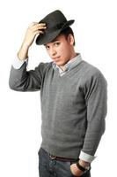 ung attraktiv man bär svart hatt foto
