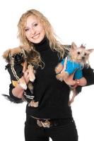 porträtt av glad Söt blond med två hundar foto