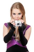 ung attraktiv blond innehav en Foto kamera. isolerat