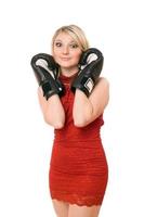 charmig blond lady i boxning handskar foto