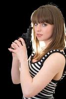 attraktiv ung kvinna med pistol. isolerat på svart foto