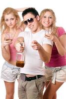 Lycklig ung människor med en flaska av whisky foto