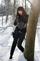 kvinna med en gevär nära de träd foto