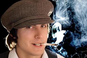 ung man rökning en cigarett i årgång kläder foto